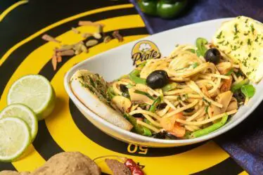 Photo chicken dish with pasta