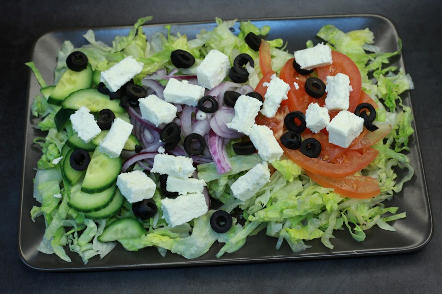 Photo Greek salad with feta cheese